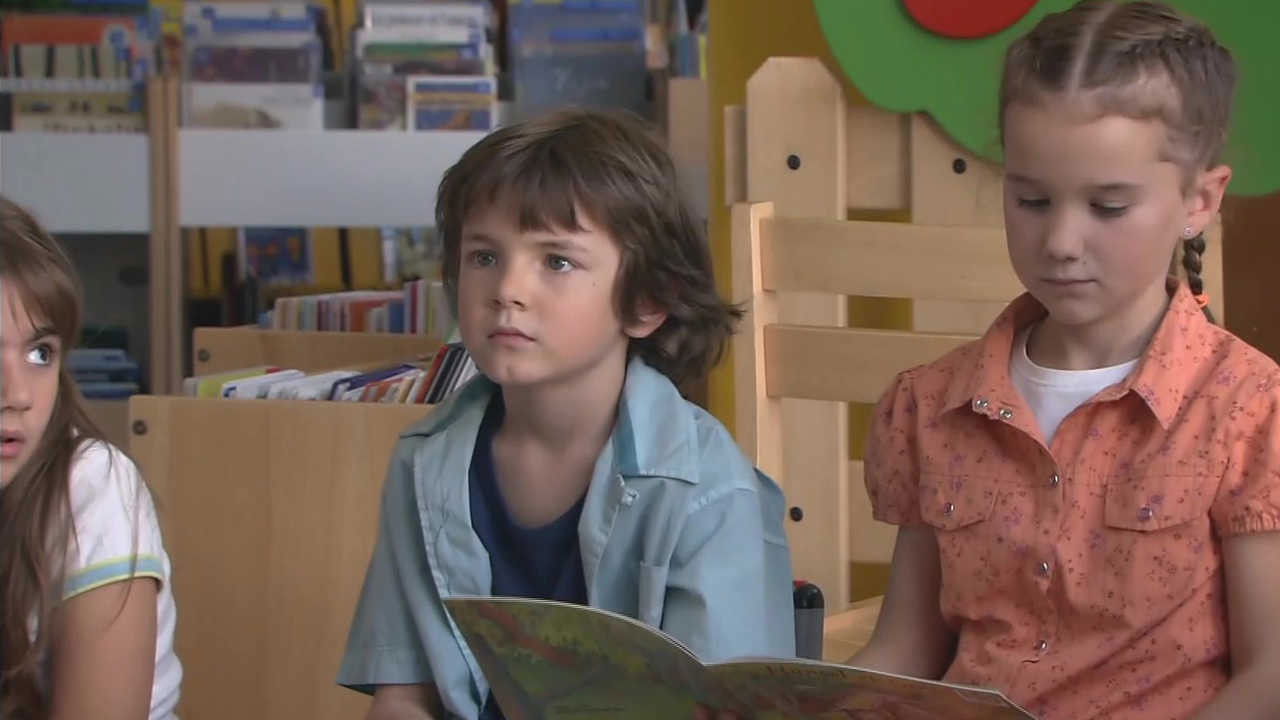 Hé M'sieur backdrop