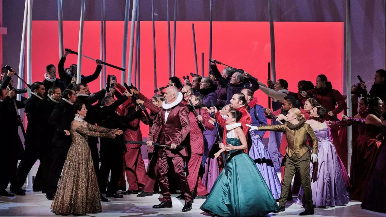 Opéra National de Paris: Meyerbeer's Les Huguenots backdrop
