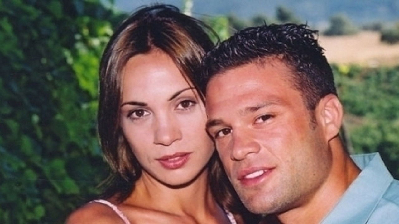 Η Αγάπη Ήρθε από Μακριά backdrop