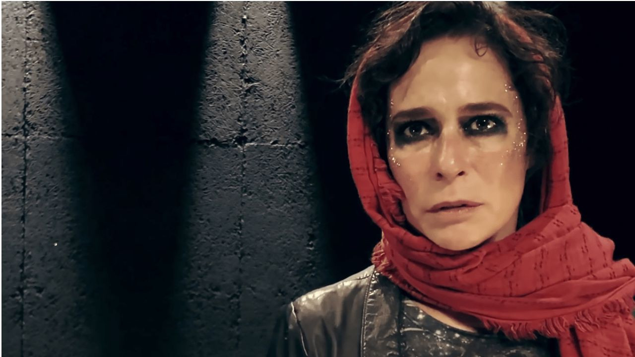 Antígona 442 A.C. backdrop