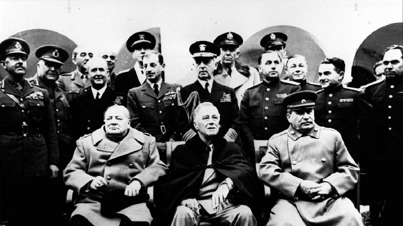 Staline, Roosevelt, Churchill : Yalta, la paix impossible backdrop