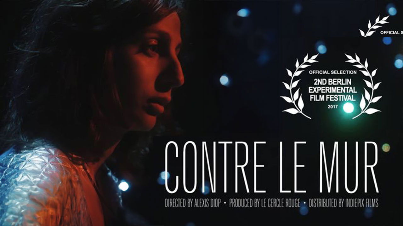 Contre le mur backdrop