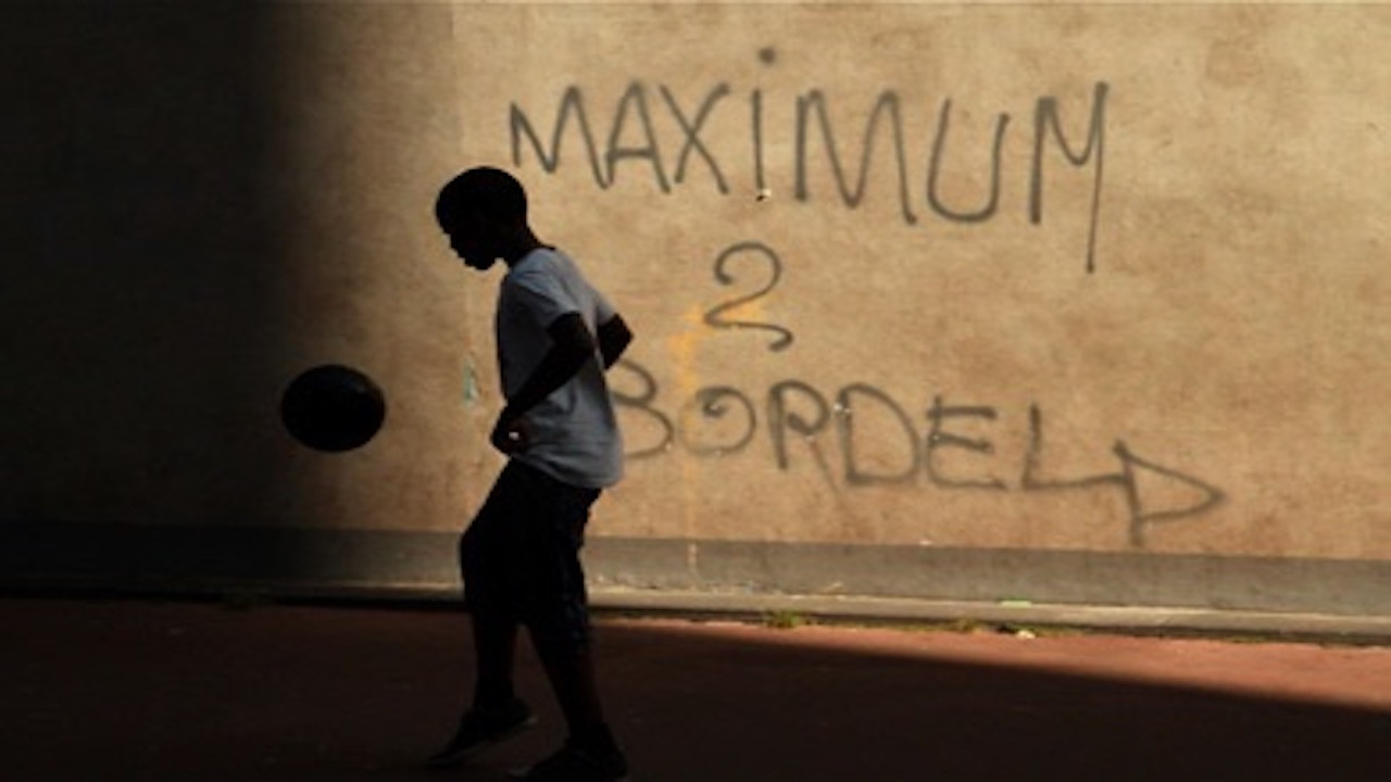 The temptation of the riot backdrop