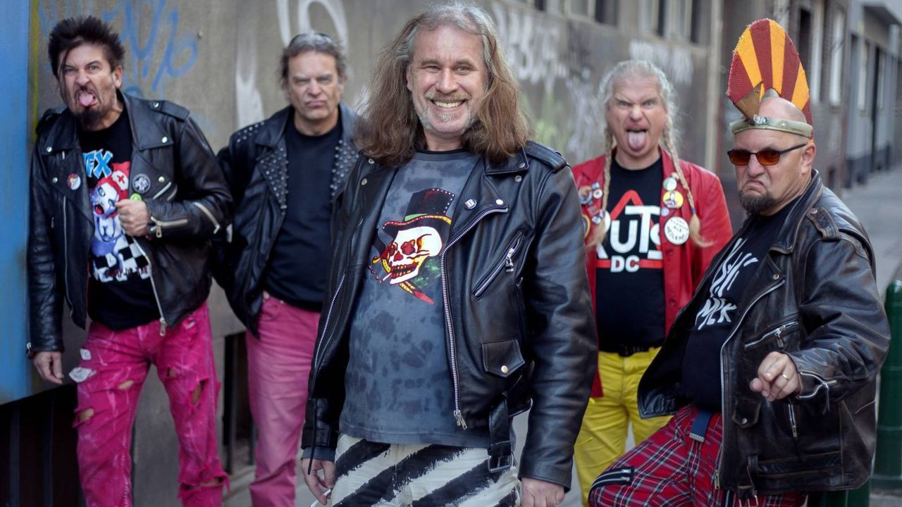 Visaci zamek 1982 - 2007 backdrop