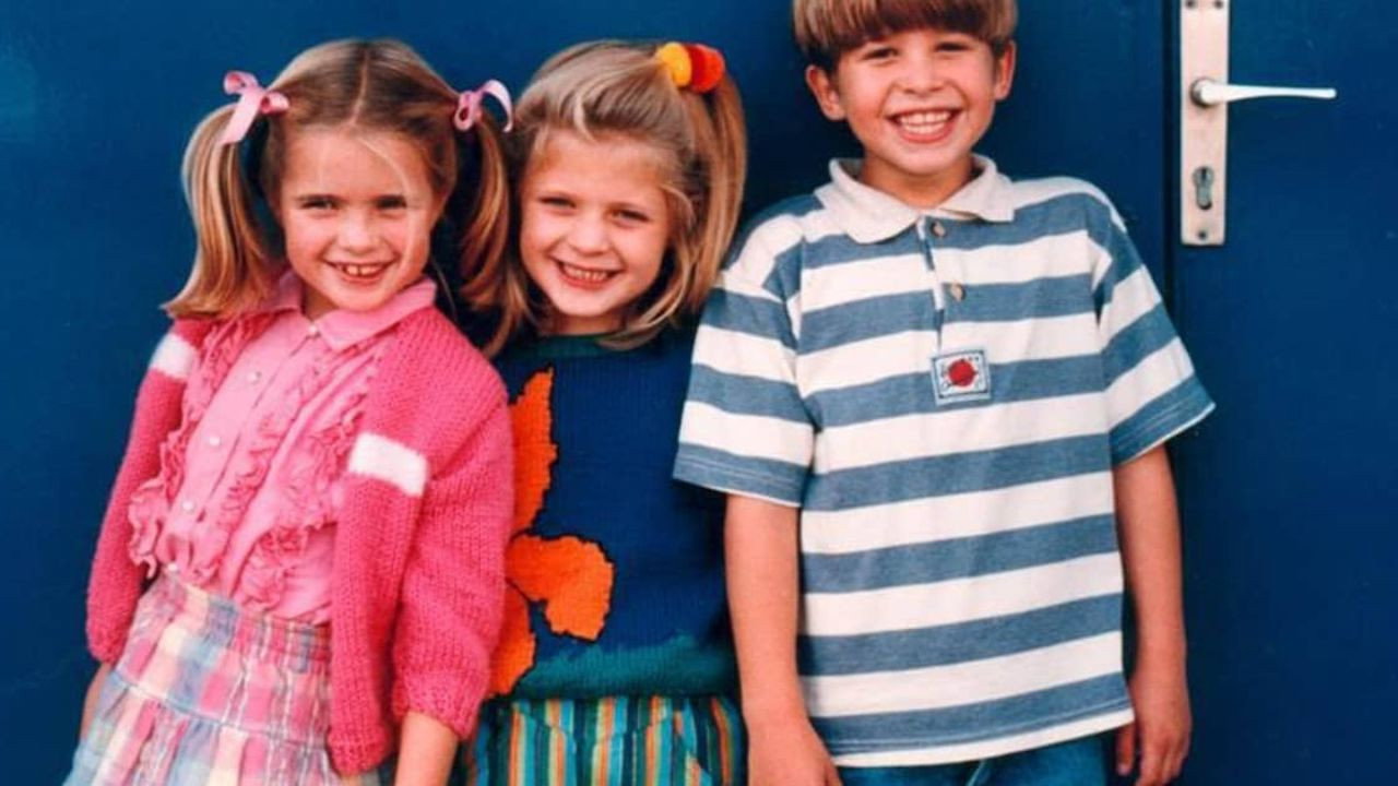 Madelief: Throwing with dolls backdrop