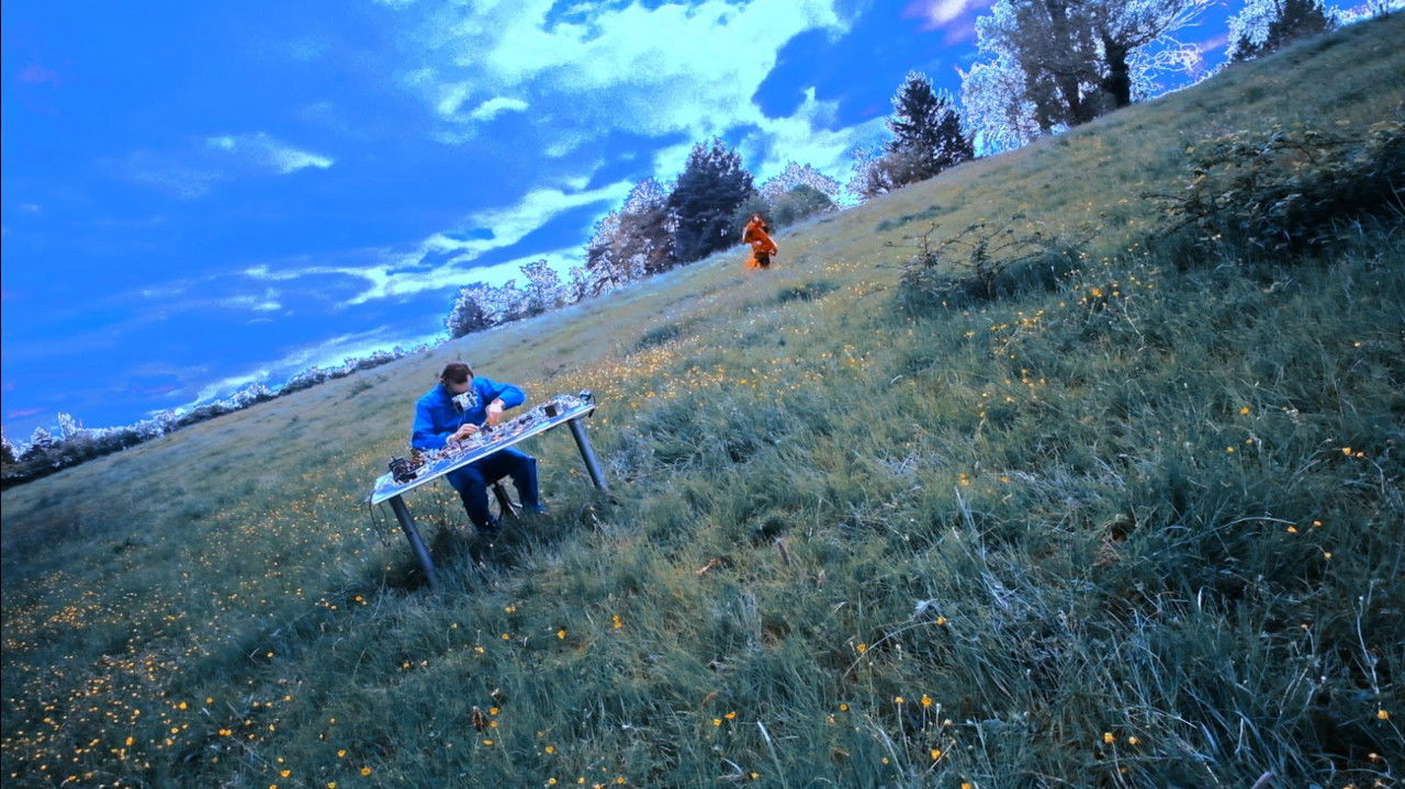 les T.V. cathodiques ont-elles des souvenirs en plastique ? backdrop