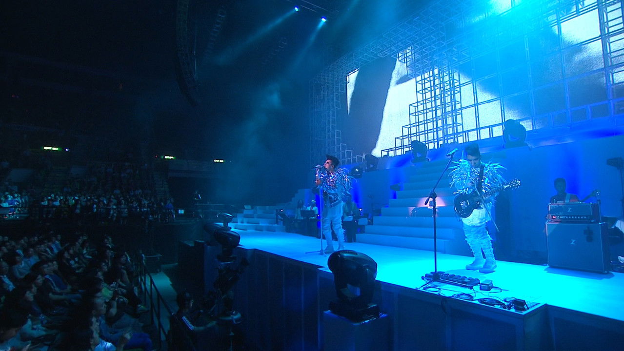 Tat Ming Pair Live backdrop