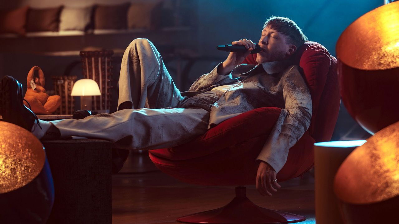 Déambulations : Eddy de Pretto au Bazar de l'Hôtel de ville backdrop