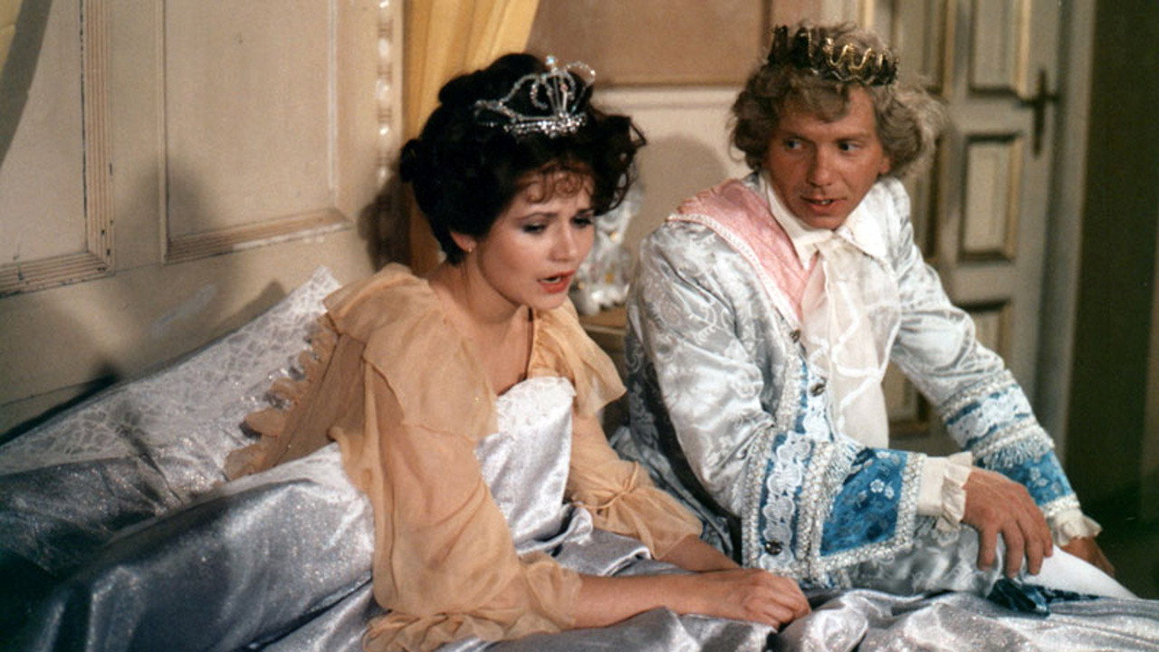 Ať přiletí čáp, královno! backdrop