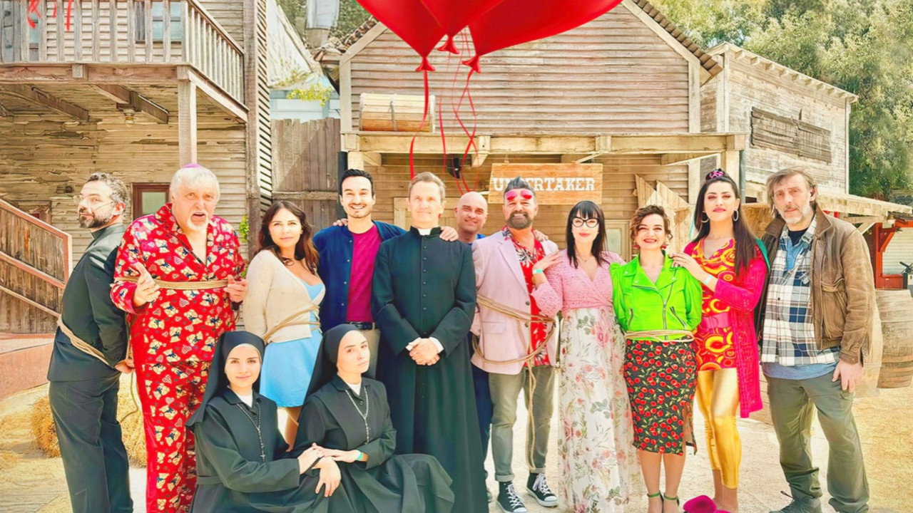 Din Don 8: Viaggio di Nozze a Cinecittà World backdrop