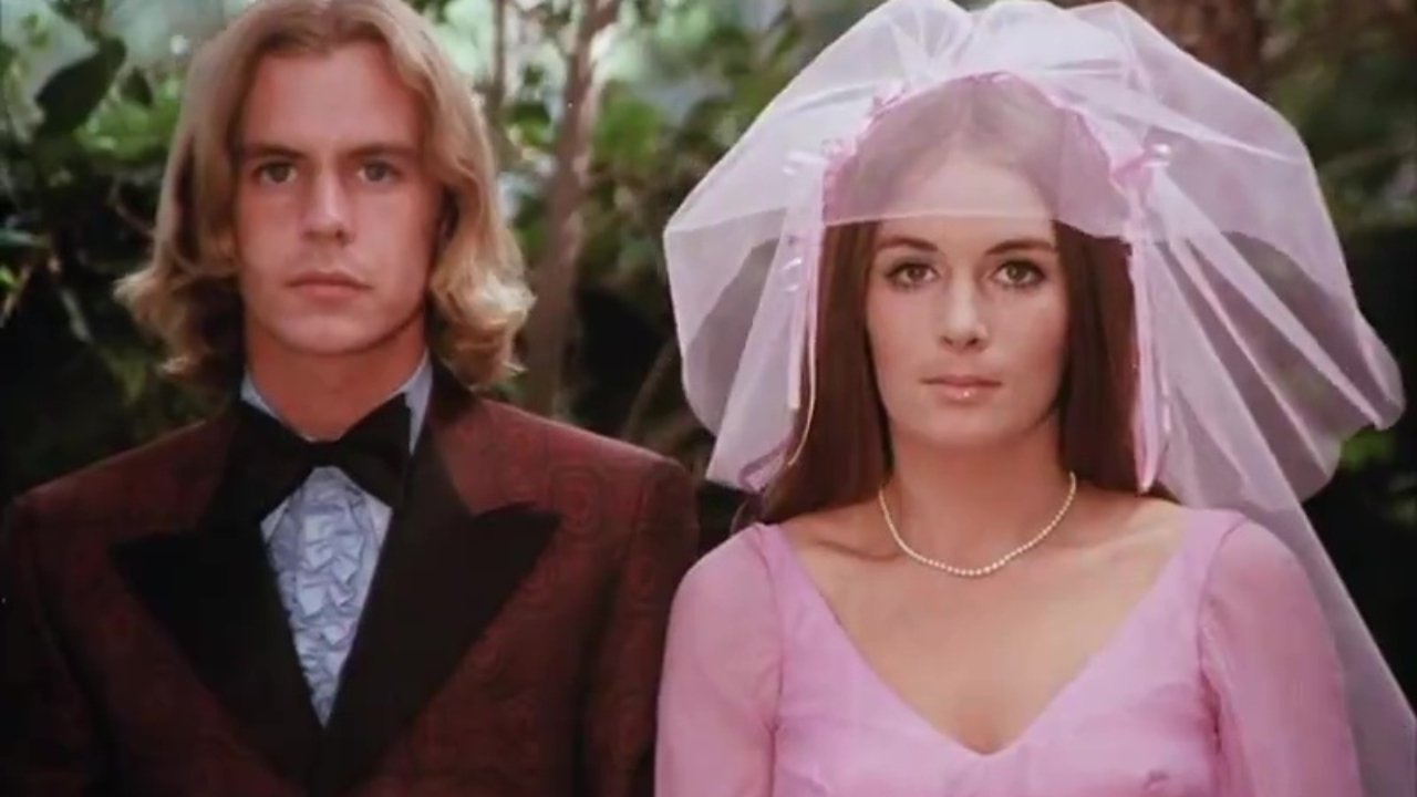 Gabriella, Gabriella backdrop