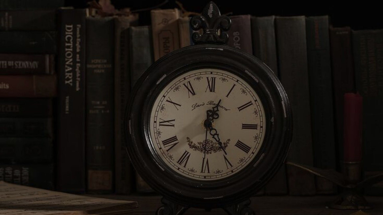 Ninguém mora mais em casa(s) backdrop