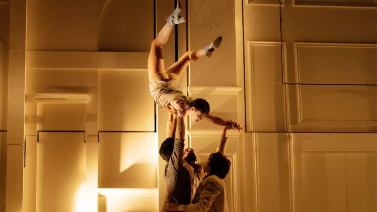 Entre chiens et louves par le Cirque Le Roux au Bon Marché Rive Gauche backdrop