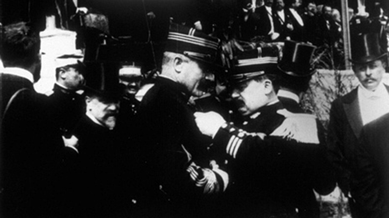 M. le président montant à la tribune pour la revue backdrop