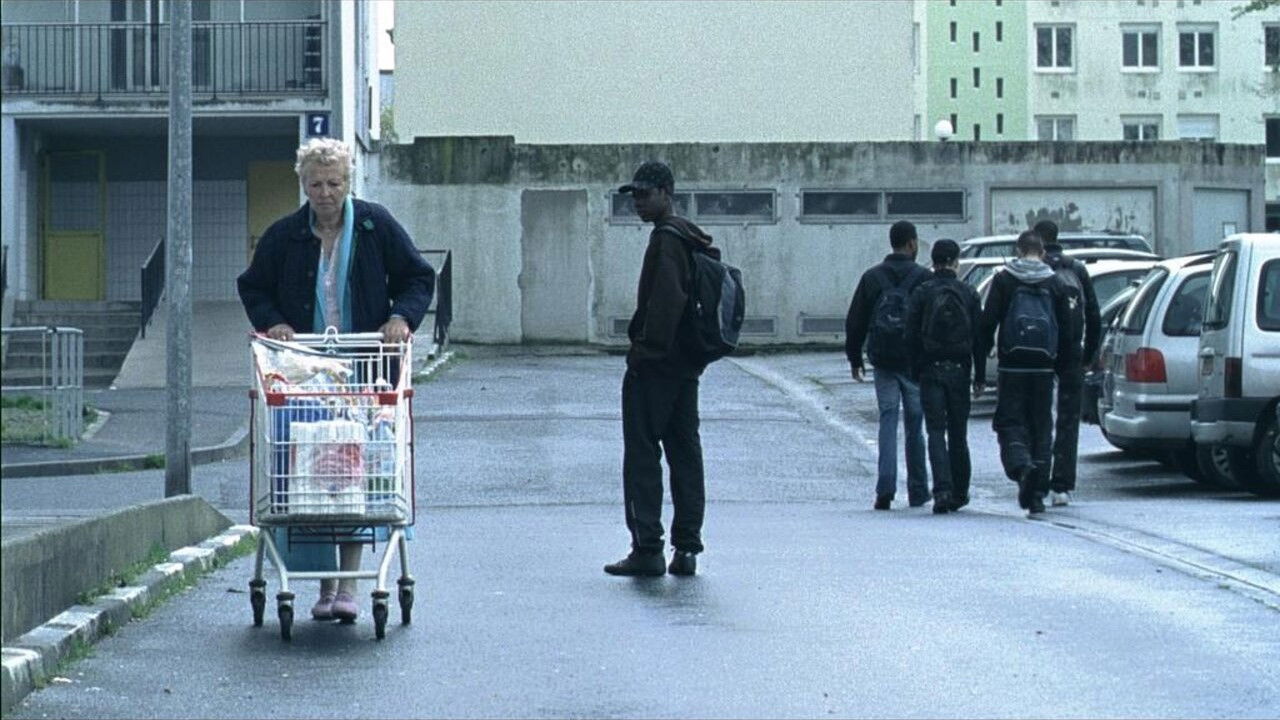 Dounouia, la vie backdrop