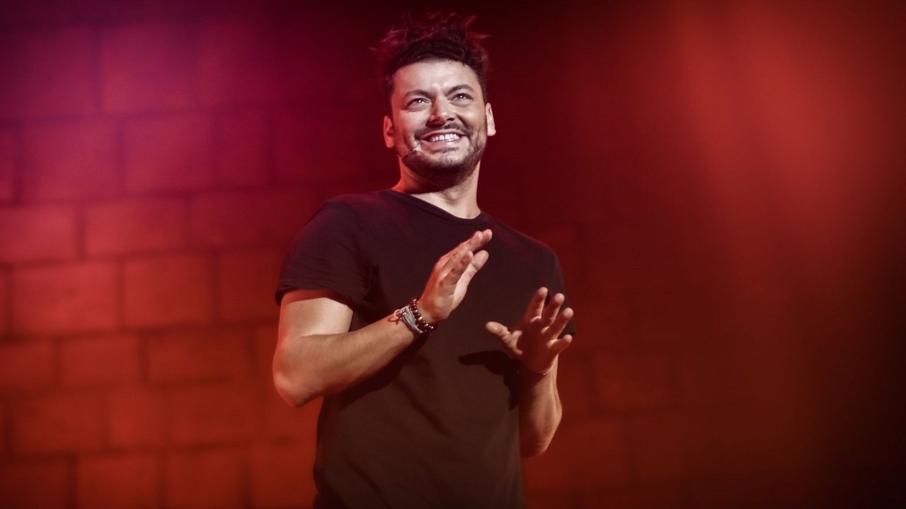 Kev Adams : La Dernière en direct backdrop