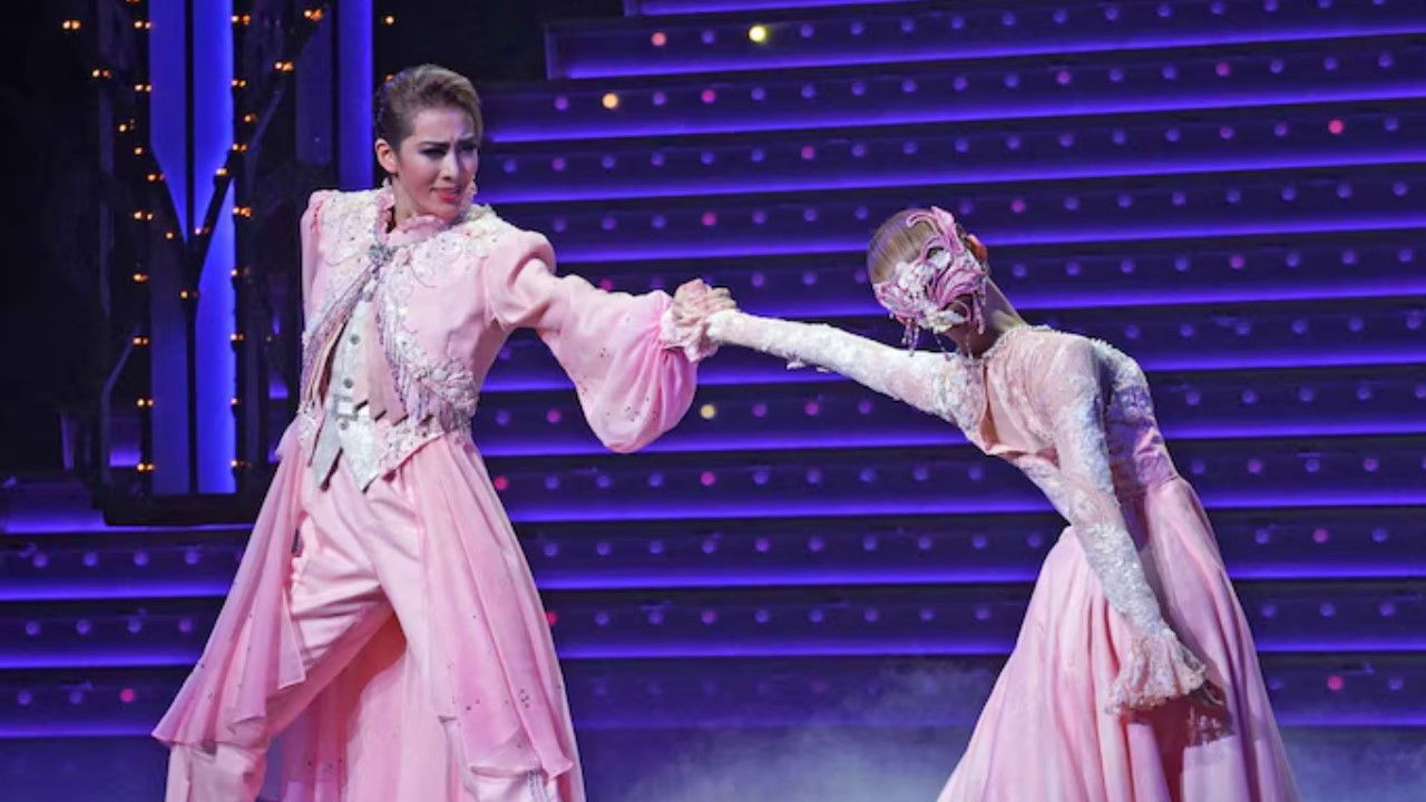 I Love Revue! backdrop