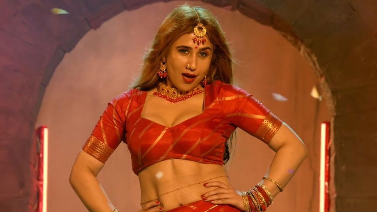 Maataraani Mounamidhi backdrop