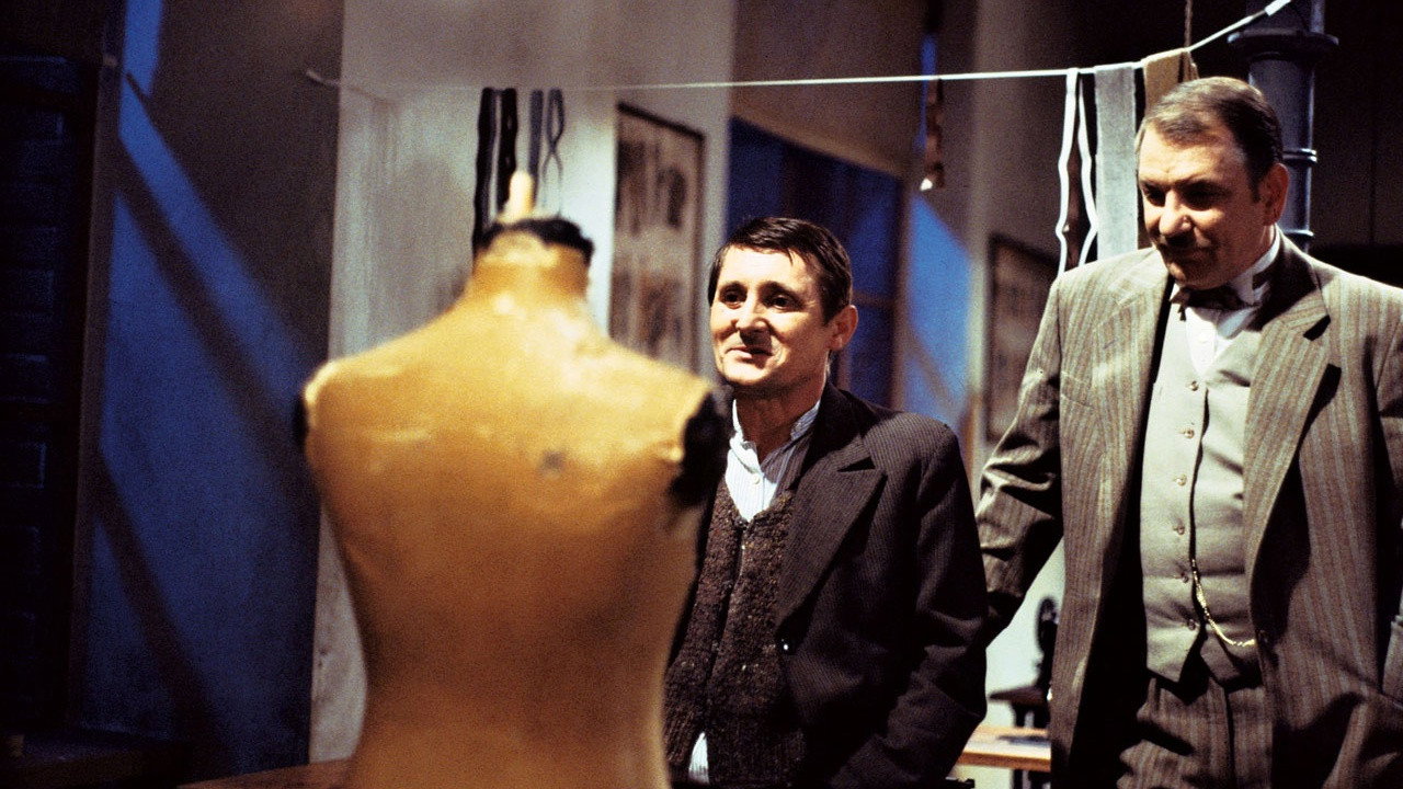 Smrť šitá na mieru backdrop