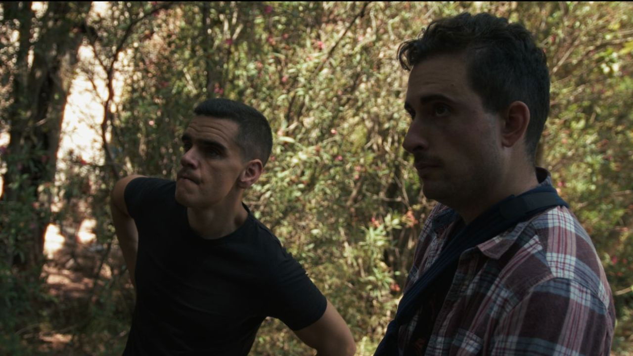 Sal de mi cerebro backdrop