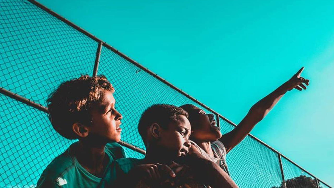 O Satélite backdrop