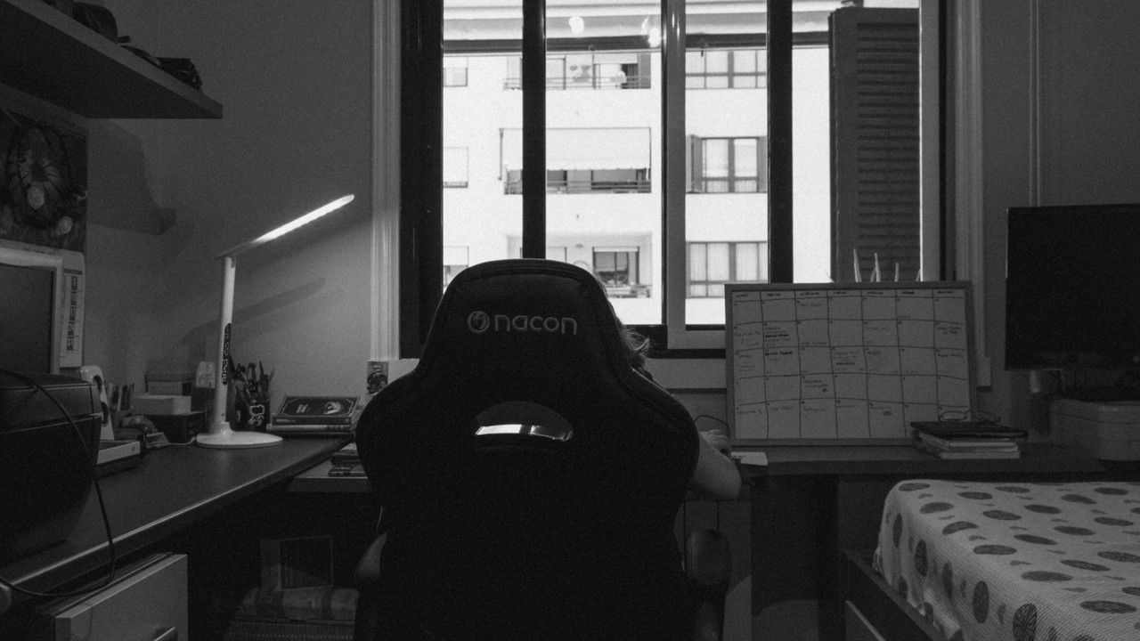 Confinament 8½ backdrop