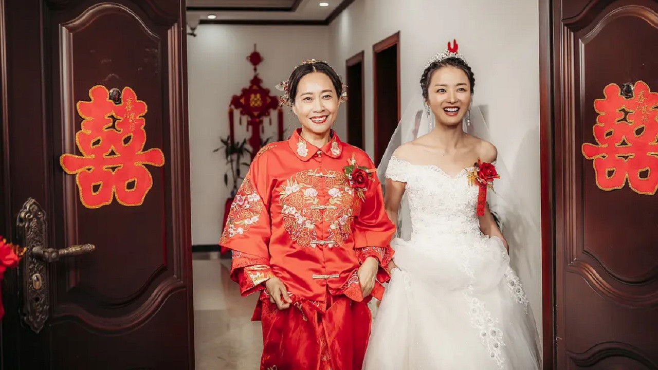 Hot Mom And Stubborn Dad backdrop