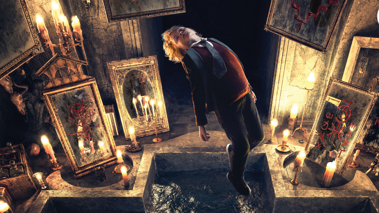 Queen of Spades: Through the Looking Glass backdrop