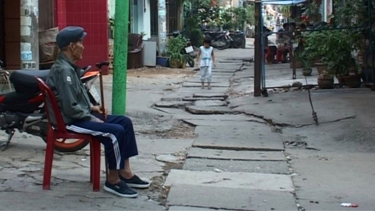 Truong Tien Alley backdrop