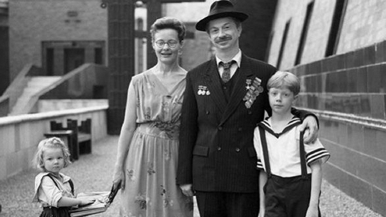 DAU. Nikita Tanya backdrop