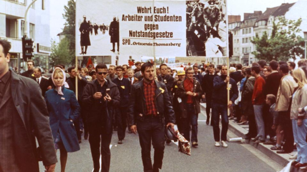 Die verrückten 68er backdrop