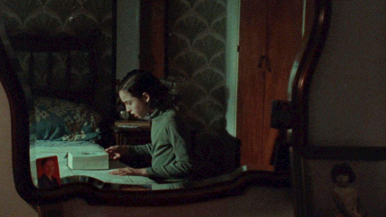 Un arma en la casa backdrop