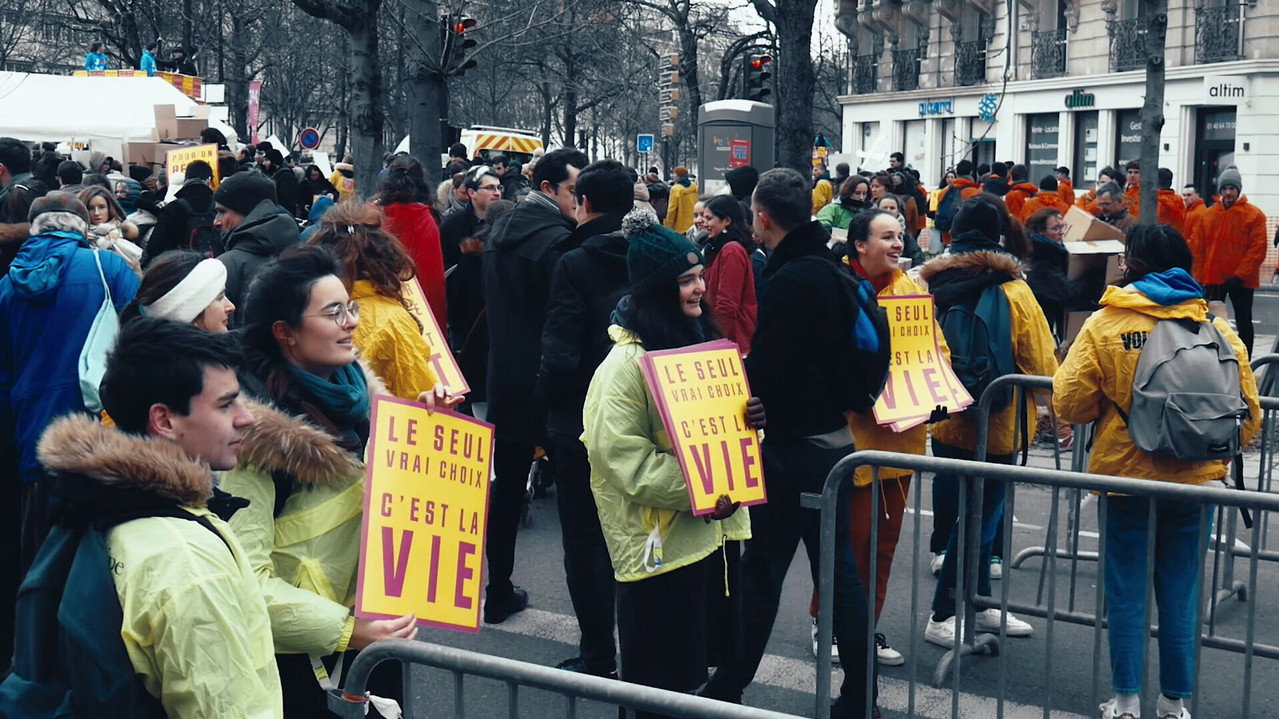 Vous devrez rester vigilantes backdrop