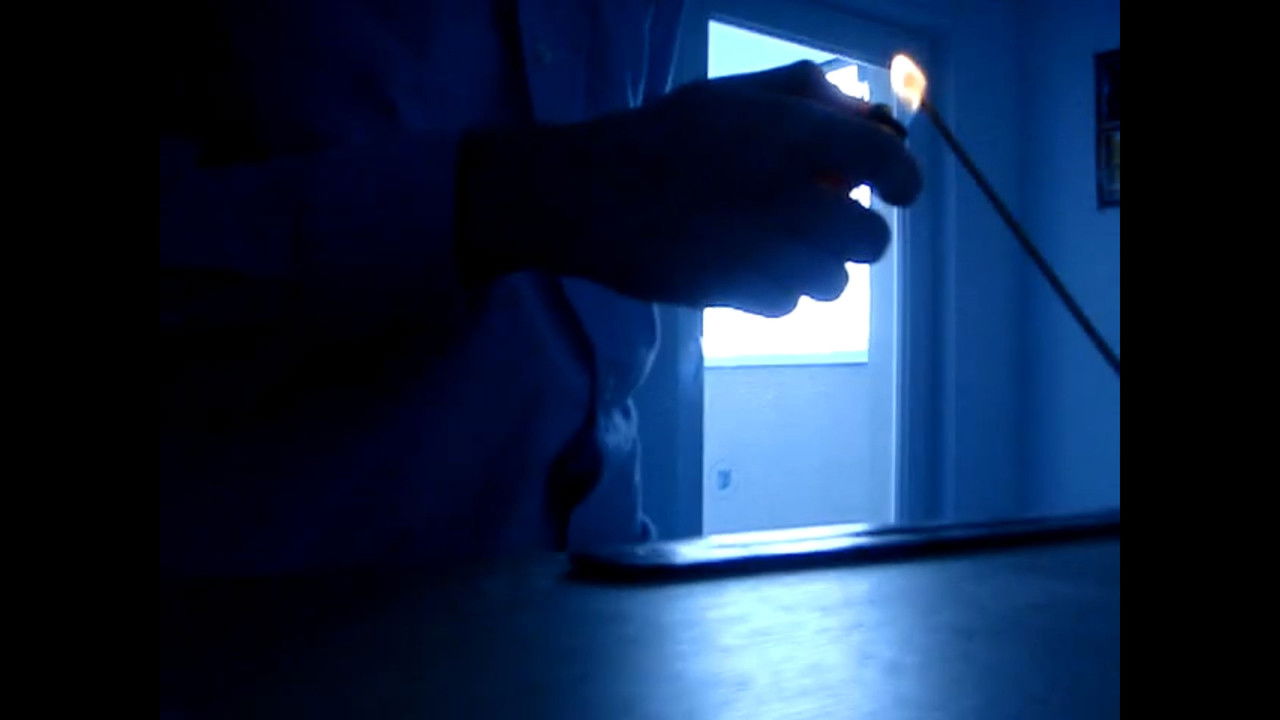 une lueur d'encens végétal illumine la gueule de jim backdrop