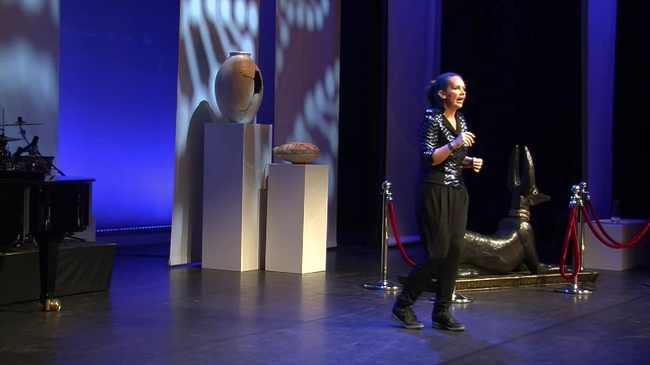 Sara Kroos: Doorgefokt backdrop