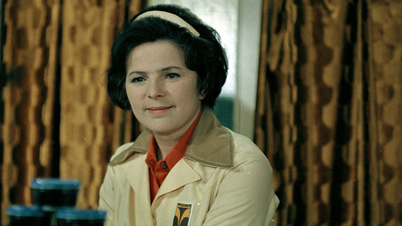 Žena za pultem backdrop