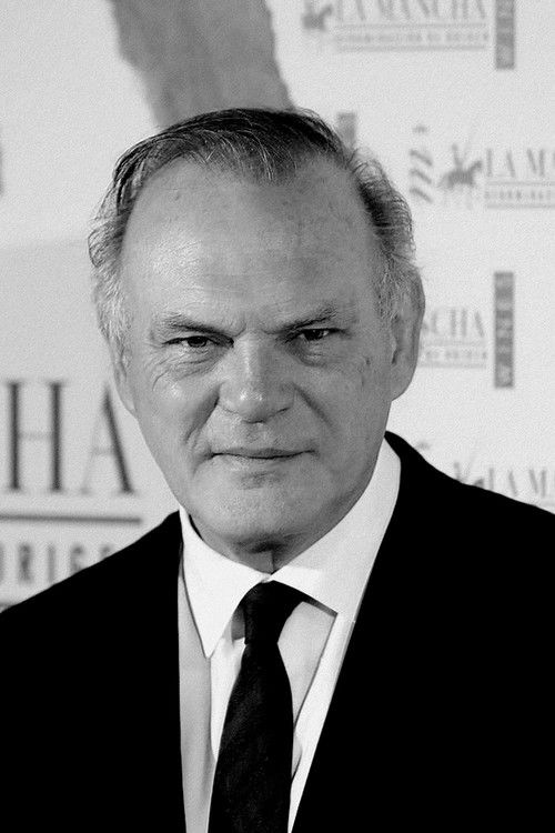 Pedro Piqueras as Anchorman (uncredited)