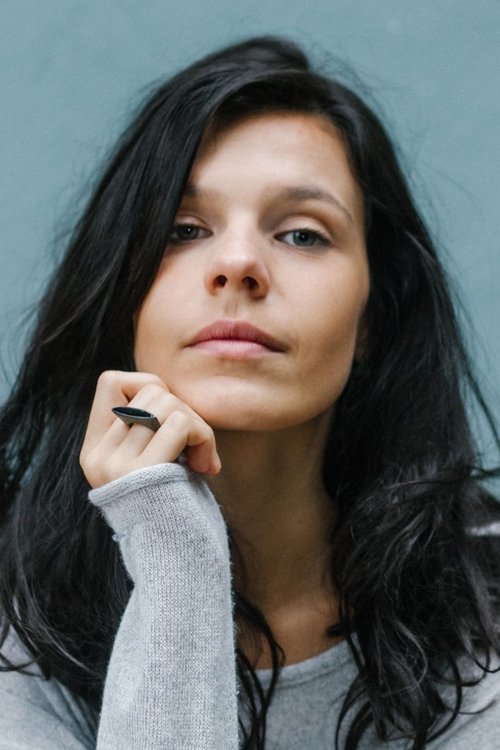 Giovana Eche as Alicia