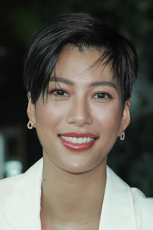 Molly Chiang as Lu Mei Ru