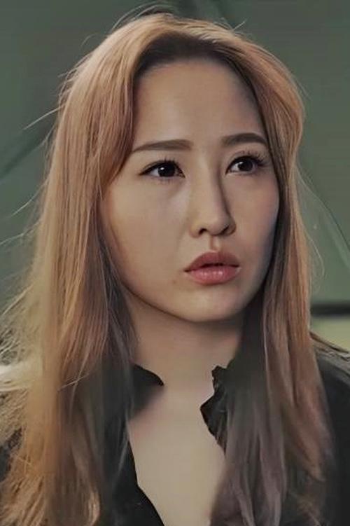 So Jeong as Hyo-ji (효지)