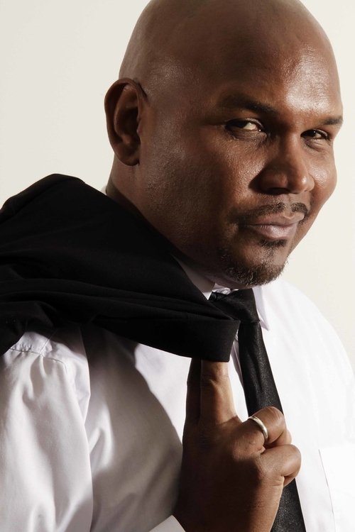 Hector Lucumi as Medio Metro