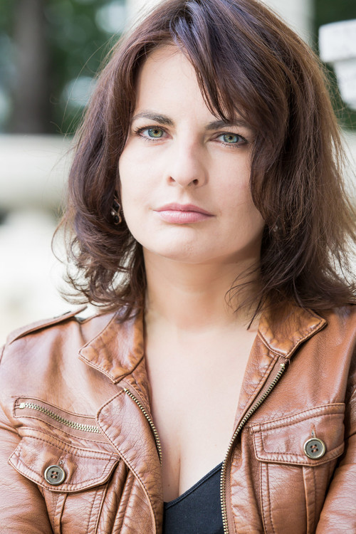 Carolina Rath as Nina