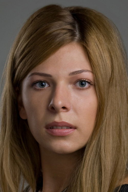 Tünde Skovrán as Gloria