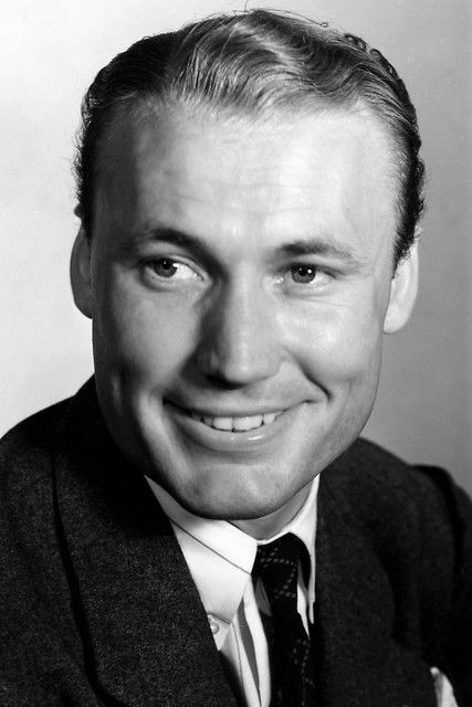 Dave O'Brien as Sgt. Phil Lyons