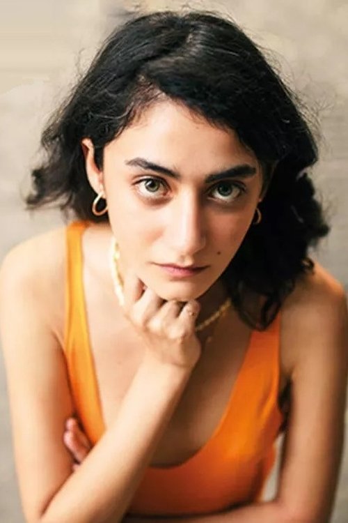 İlayda Elhih as Defne