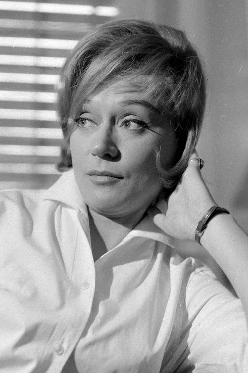 Zsuzsa Bánki as Benkõné, Erzsi