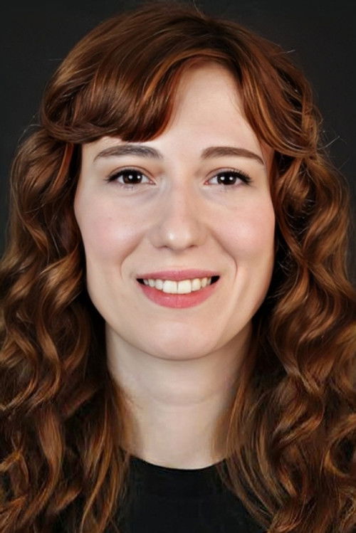 İpek Büyükakın as Leyla