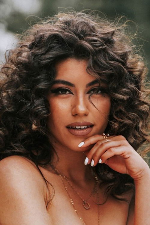 Αναστασία Βελισσαρίου as Λένα