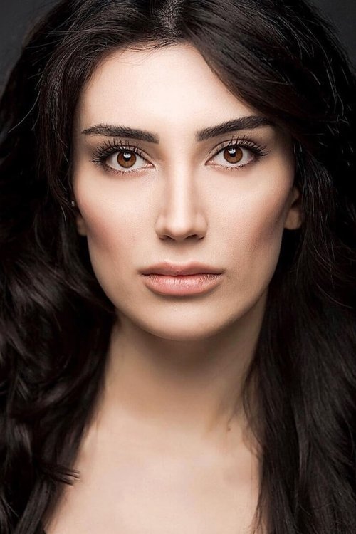 Gözde Gürkan as Derya