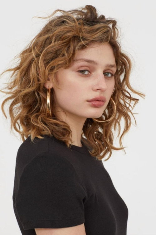 Lilliya Scarlett Reid as Smoker Girl